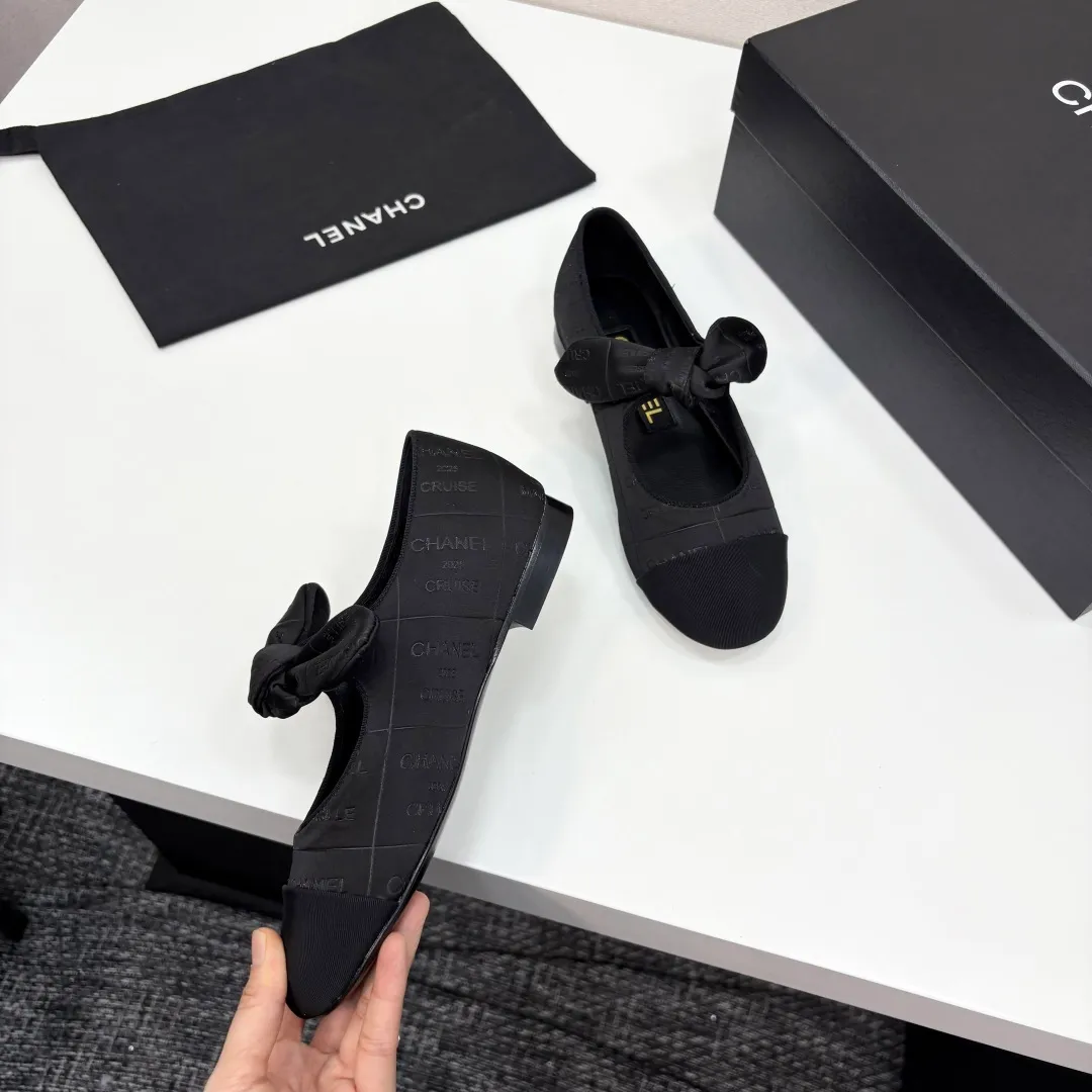 👟👟Ex-factory price 600👟👟 CHANEL Chanel Little Fragrance Style 2025C Early spring Milan catwalk style super hot bow Mary Jane shoes, bunny ear shoes, Xiaoxiang C’s super sexy pair of flat shoes, they are very good when worn alone with small socks. The most beautiful Mary Jane shoes of the year are paired with playful bows, the cuteness and playfulness are just right, and she has the feeling of being a wealthy daughter. Upper: Original logo cloth Inner foot pad: Sheepskin Sole: Italian genuine leather sole